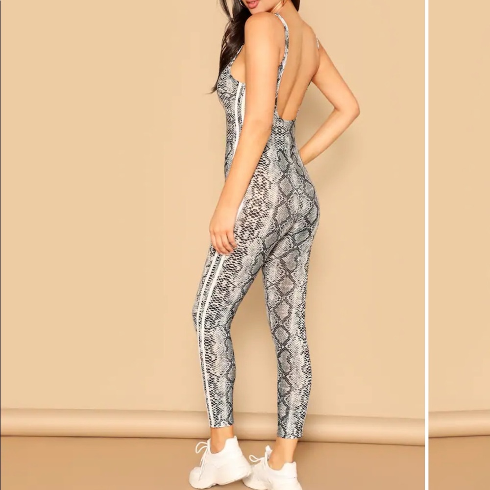 ‫Striped Side Backless Snakeskin Unitard